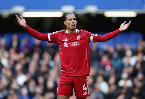Van Dijk hóa ‘chú hề’, Liverpool thua đau Chelsea phút 90+5 và mất luôn ngôi đầu