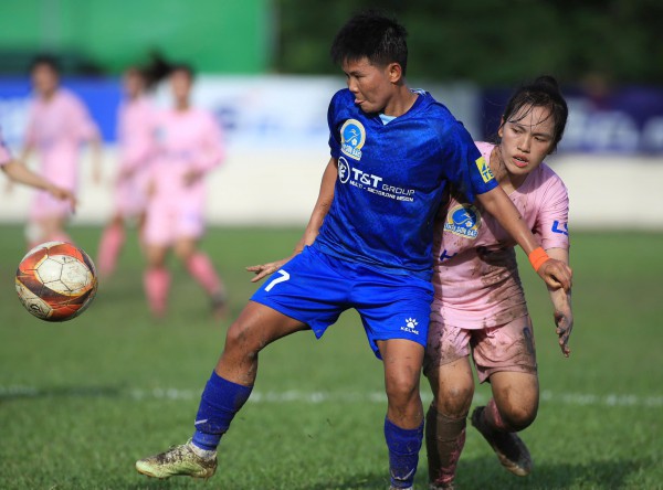 Bích Thùy giúp đội bóng cũ TP.HCM I lấy ngôi đầu từ Hà Nội