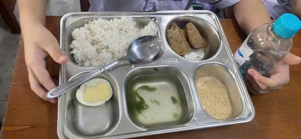Xôn xao suất ăn bán trú 25.000 đồng với 3 miếng chả, 1 quả trứng, muối mè