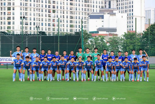 U.23 Việt Nam thay gấp 2 cầu thủ sát giờ sang UAE, tại sao vắng mặt thầy Kim?