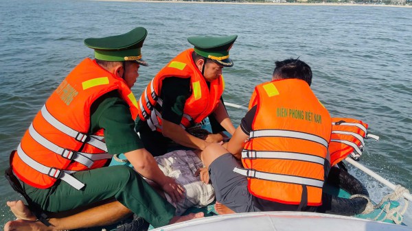 Cano biên phòng vượt sóng cấp cứu ngư dân bị tai biến trên biển