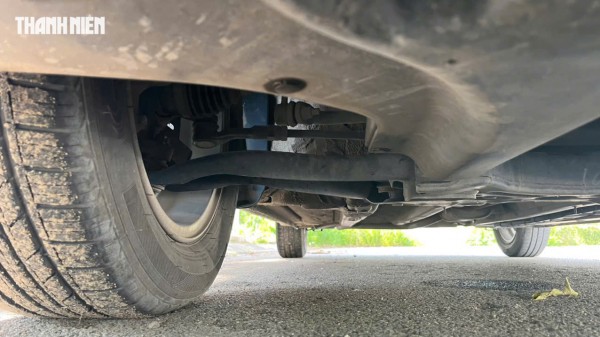 Vì sao giảm xóc bên phải ô tô thường hư hỏng sớm hơn?