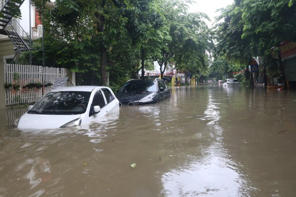 Người dân khu vực bị ảnh hưởng bão số 10, tìm mọi cách bảo vệ ô tô