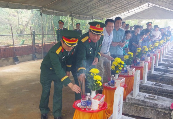 Truy điệu, an táng 14 liệt sĩ tại Nghĩa trang liệt sĩ Khe Sanh