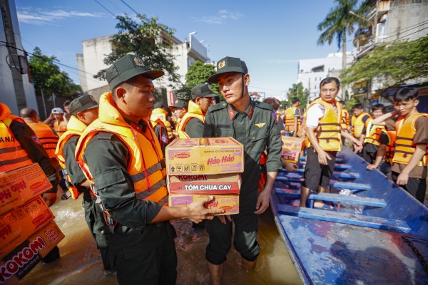 Thái Nguyên vẫn chìm trong nước lũ, người dân cuống cuồng nhận đồ cứu trợ