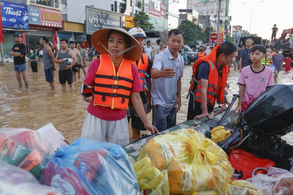 Thái Nguyên vẫn chìm trong nước lũ, người dân cuống cuồng nhận đồ cứu trợ