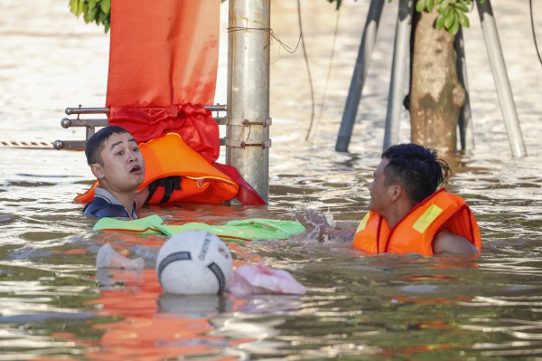 Thái Nguyên vẫn chìm trong nước lũ, người dân cuống cuồng nhận đồ cứu trợ
