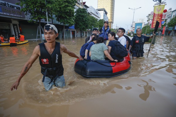 Thái Nguyên vẫn chìm trong nước lũ, người dân cuống cuồng nhận đồ cứu trợ
