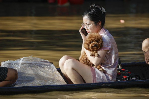 Thái Nguyên vẫn chìm trong nước lũ, người dân cuống cuồng nhận đồ cứu trợ