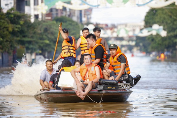 Thái Nguyên vẫn chìm trong nước lũ, người dân cuống cuồng nhận đồ cứu trợ