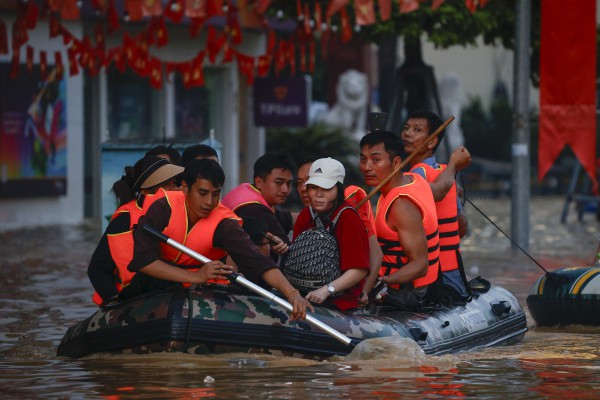 Thái Nguyên vẫn chìm trong nước lũ, người dân cuống cuồng nhận đồ cứu trợ