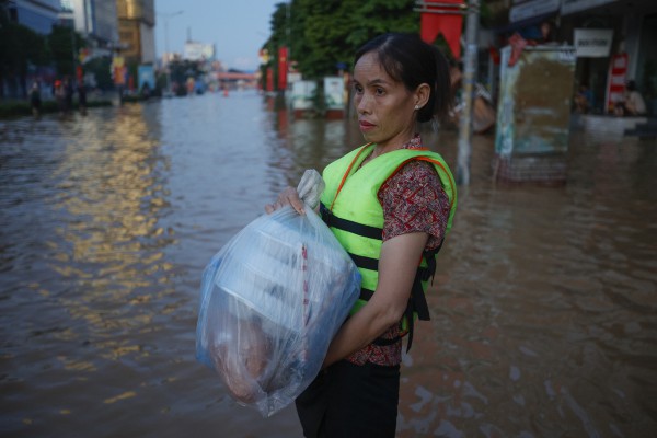 Thái Nguyên vẫn chìm trong nước lũ, người dân cuống cuồng nhận đồ cứu trợ