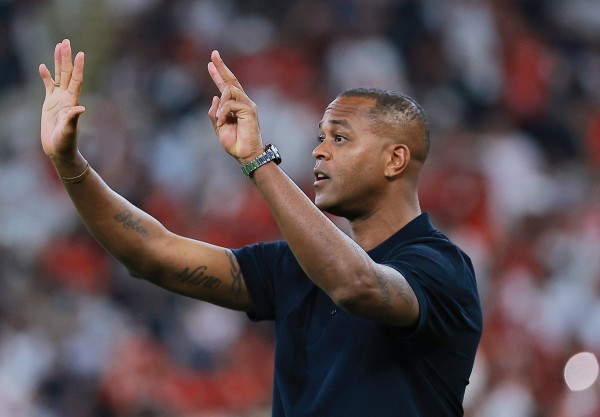 HLV Kluivert thất vọng ê chề vì Indonesia thua đau, bất ngờ đưa trọng tài lên tận mây xanh HLV Kluivert thất vọng ê chề vì Indonesia thua đau, bất ngờ đưa trọng tài lên tận mây xanh