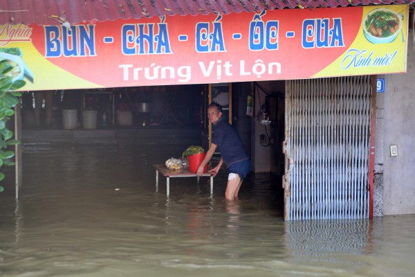Bộ Công an đưa xe đặc chủng lội nước hỗ trợ dân vùng lụt Hà Nội