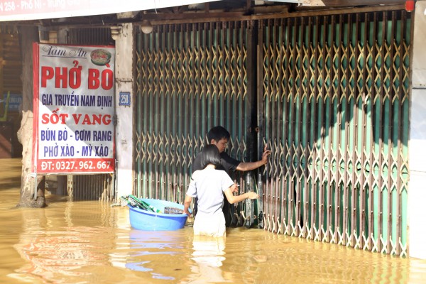 Bộ Công an đưa xe đặc chủng lội nước hỗ trợ dân vùng lụt Hà Nội