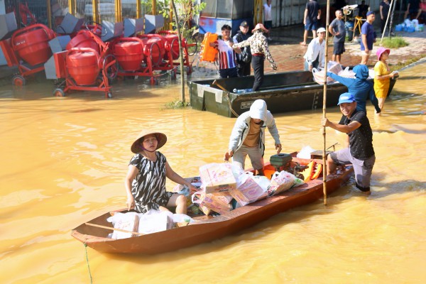 Bộ Công an đưa xe đặc chủng lội nước hỗ trợ dân vùng lụt Hà Nội Bộ Công an đưa xe đặc chủng lội nước hỗ trợ dân vùng lụt Hà Nội