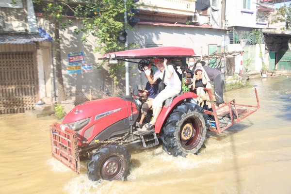 Bộ Công an đưa xe đặc chủng lội nước hỗ trợ dân vùng lụt Hà Nội