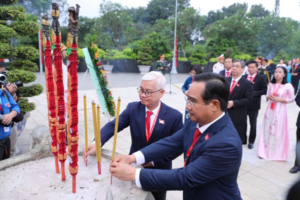 Đoàn đại biểu dự Đại hội Đảng bộ TP.HCM dâng hương tưởng nhớ anh hùng liệt sĩ