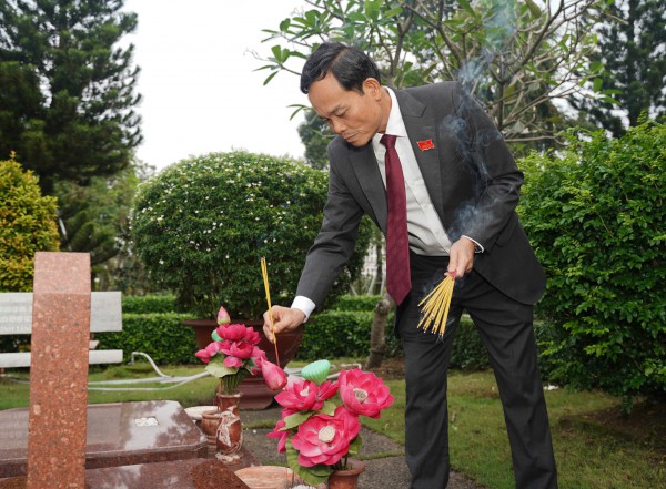 Đoàn đại biểu dự Đại hội Đảng bộ TP.HCM dâng hương tưởng nhớ anh hùng liệt sĩ