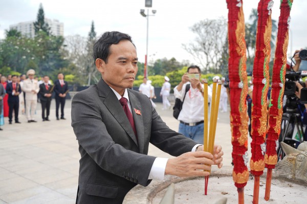 Đoàn đại biểu dự Đại hội Đảng bộ TP.HCM dâng hương tưởng nhớ anh hùng liệt sĩ