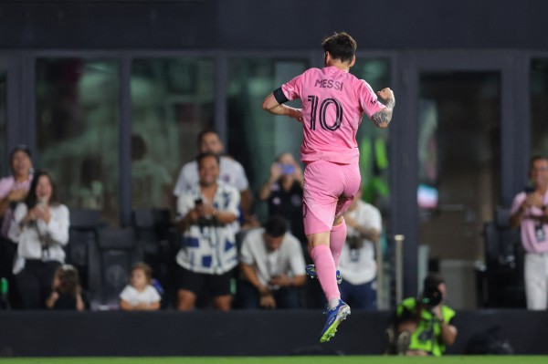 Messi lập cú đúp ngoạn mục ở Mỹ, mừng như bắt được của là… đội tuyển Argentina