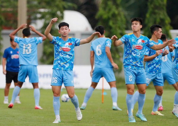 Buổi tập đội tuyển Việt Nam lại bất an, vẫn thiếu vắng Bùi Tiến Dũng: Ai thay đấu Nepal? Buổi tập đội tuyển Việt Nam lại bất an, vẫn thiếu vắng Bùi Tiến Dũng: Ai thay đấu Nepal?
