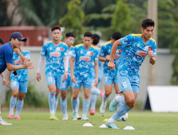 Buổi tập đội tuyển Việt Nam lại bất an, vẫn thiếu vắng Bùi Tiến Dũng: Ai thay đấu Nepal? Buổi tập đội tuyển Việt Nam lại bất an, vẫn thiếu vắng Bùi Tiến Dũng: Ai thay đấu Nepal?