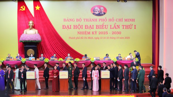 Đại biểu dự Đại hội Đảng bộ TP.HCM ủng hộ đồng bào bị thiệt hại mưa lũ