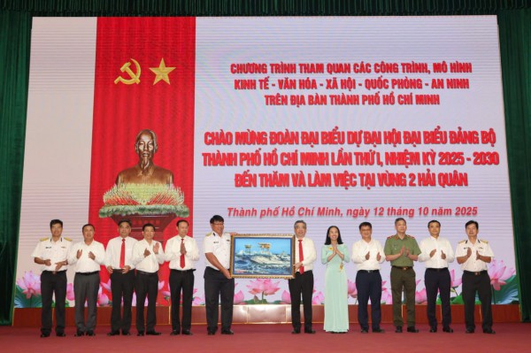 Đoàn đại biểu dự Đại hội Đảng bộ TP.HCM thăm và làm việc Vùng 2 Hải quân