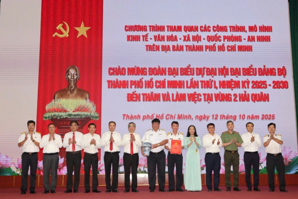 Đoàn đại biểu dự Đại hội Đảng bộ TP.HCM thăm và làm việc Vùng 2 Hải quân