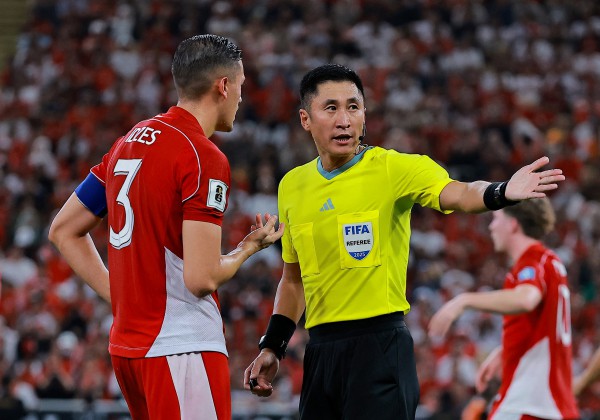 Báo Indonesia cùng CĐV đòi sa thải HLV Kluivert, VAR và trọng tài Trung Quốc bị chỉ trích thậm tệ