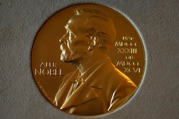 Người đoạt giải Nobel Kinh tế 2025 vừa được xướng tên Người đoạt giải Nobel Kinh tế 2025 vừa được xướng tên