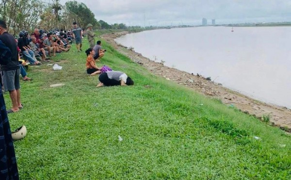 Vụ cha ôm 2 con nhảy cầu Bến Thủy: Tìm thấy thi thể 2 bé gái Vụ cha ôm 2 con nhảy cầu Bến Thủy: Tìm thấy thi thể 2 bé gái
