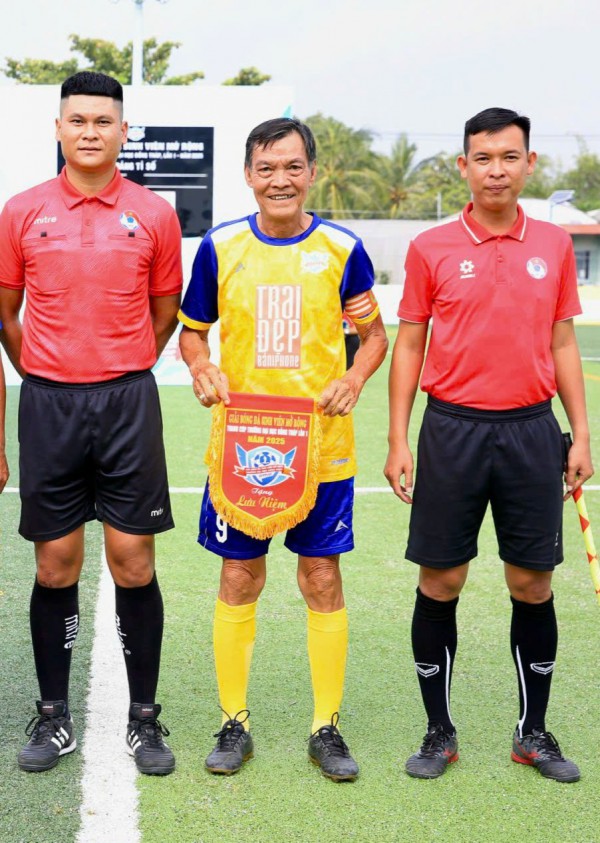 Đại chiến 'nảy lửa' cựu Quả bóng vàng Việt Nam trên sân Trường ĐH Đồng Tháp Đại chiến 'nảy lửa' cựu Quả bóng vàng Việt Nam trên sân Trường ĐH Đồng Tháp