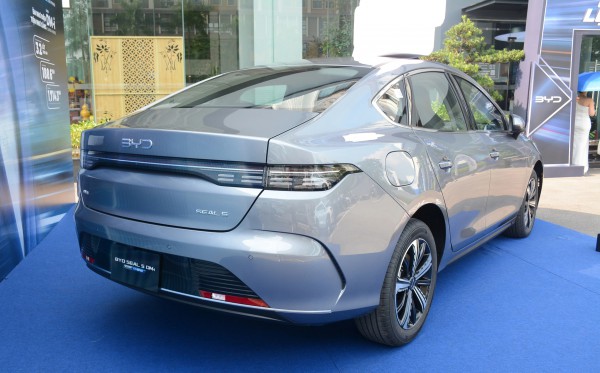 BYD Seal 5 chốt giá 696 triệu, sedan hạng C đầu tiên dùng công nghệ PHEV BYD Seal 5 chốt giá 696 triệu, sedan hạng C đầu tiên dùng công nghệ PHEV