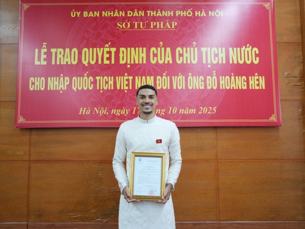 Trao quyết định nhập quốc tịch Việt Nam cho Đỗ Hoàng Hên: Khoác áo đội tuyển với điều kiện nào? Trao quyết định nhập quốc tịch Việt Nam cho Đỗ Hoàng Hên: Khoác áo đội tuyển với điều kiện nào?