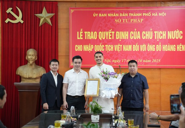 Trao quyết định nhập quốc tịch Việt Nam cho Đỗ Hoàng Hên: Khoác áo đội tuyển với điều kiện nào? Trao quyết định nhập quốc tịch Việt Nam cho Đỗ Hoàng Hên: Khoác áo đội tuyển với điều kiện nào?