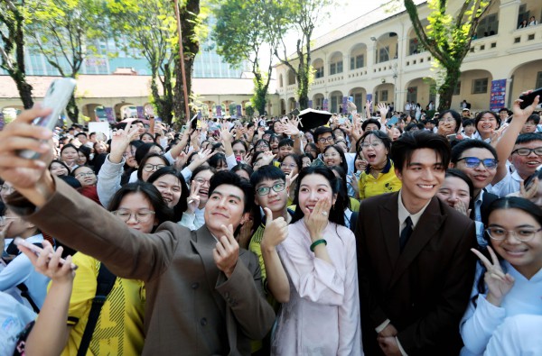 Diễn viên 'Mưa đỏ', á hậu cùng học sinh trường chuyên chống lừa đảo trực tuyến Diễn viên 'Mưa đỏ', á hậu cùng học sinh trường chuyên chống lừa đảo trực tuyến