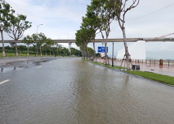 Sóng dữ xuất hiện ở cửa sông Hàn Sóng dữ xuất hiện ở cửa sông Hàn