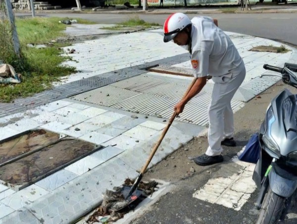 Sóng dữ xuất hiện ở cửa sông Hàn Sóng dữ xuất hiện ở cửa sông Hàn