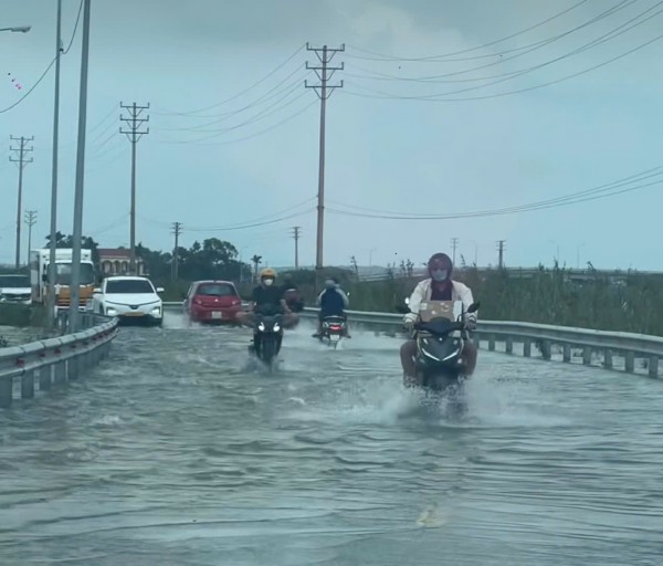 Bão Fengshen chưa vào bờ, vùng trũng Huế đã ngập lụt Bão Fengshen chưa vào bờ, vùng trũng Huế đã ngập lụt