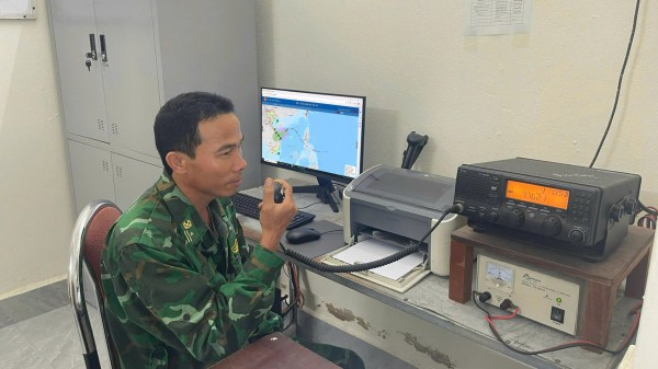 Ca nô biên phòng Quảng Trị quần thảo cửa biển, giúp tàu thuyền tránh bão Fengshen Ca nô biên phòng Quảng Trị quần thảo cửa biển, giúp tàu thuyền tránh bão Fengshen