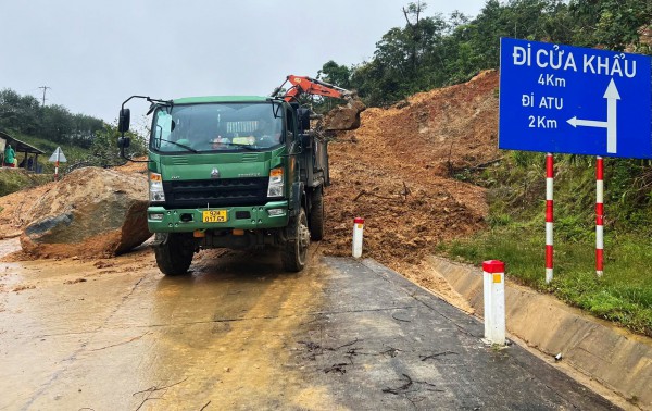 Đà Nẵng: Sạt lở nghiêm trọng đường lên cửa khẩu quốc tế Nam Giang Đà Nẵng: Sạt lở nghiêm trọng đường lên cửa khẩu quốc tế Nam Giang