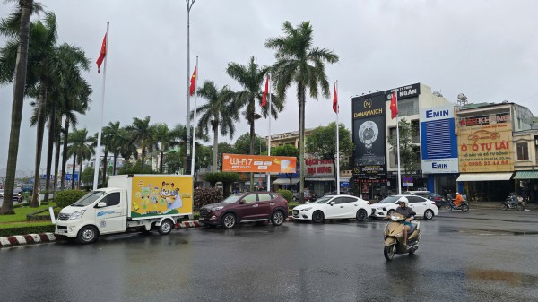 Đà Nẵng: Tài xế 'xí chỗ' đưa xe lên cầu tránh ngập, tiềm ẩn nguy cơ tai nạn