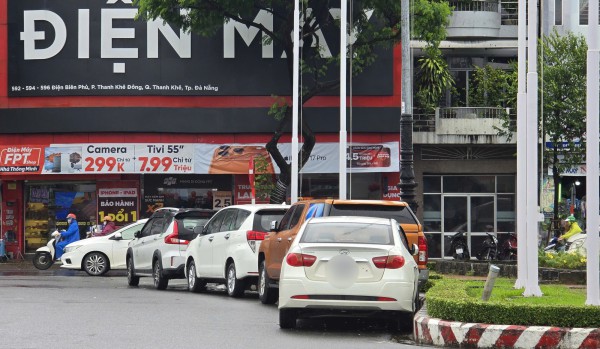 Đà Nẵng: Tài xế 'xí chỗ' đưa xe lên cầu tránh ngập, tiềm ẩn nguy cơ tai nạn