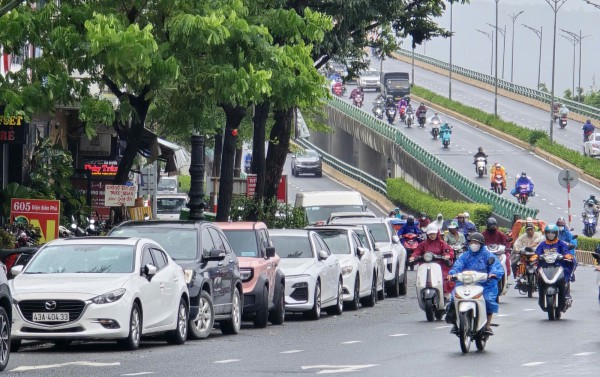 Đà Nẵng: Tài xế 'xí chỗ' đưa xe lên cầu tránh ngập, tiềm ẩn nguy cơ tai nạn