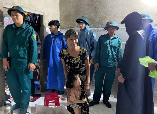 Đà Nẵng: Người dân 'rốn lũ' Mẹ Suốt lo lắng rời nhà, mong mưa lũ bão số 12 nhẹ qua Đà Nẵng: Người dân 'rốn lũ' Mẹ Suốt lo lắng rời nhà, mong mưa lũ bão số 12 nhẹ qua