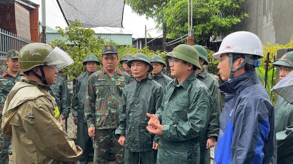 Đà Nẵng: Người dân 'rốn lũ' Mẹ Suốt lo lắng rời nhà, mong mưa lũ bão số 12 nhẹ qua Đà Nẵng: Người dân 'rốn lũ' Mẹ Suốt lo lắng rời nhà, mong mưa lũ bão số 12 nhẹ qua