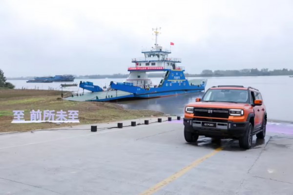 Ô tô Trung Quốc có thể 'bơi' hơn 1 km vượt sông
