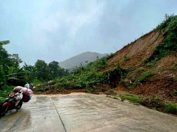 Sạt lở nghiêm trọng sau mưa lớn, mất liên lạc với 600 hộ dân Trà Leng